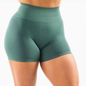 NWOT Alphalete Amplify Shorts 4.5” Size Large in Color Sage